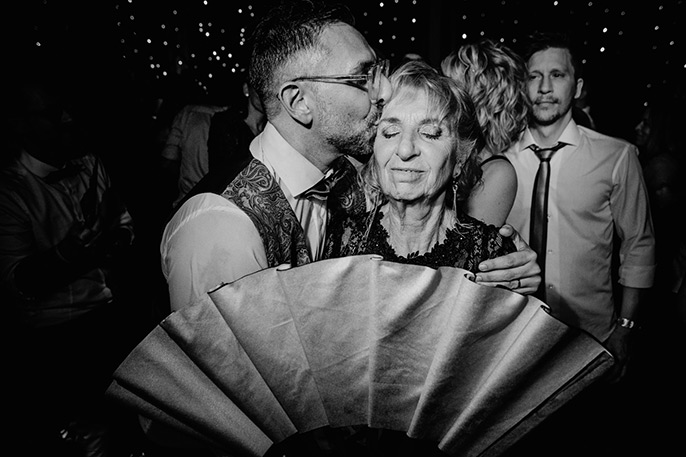 Novio muy emocionado besa y abraza a su mamá en su boda. Retrato por Bucle Fotografías en Rosario