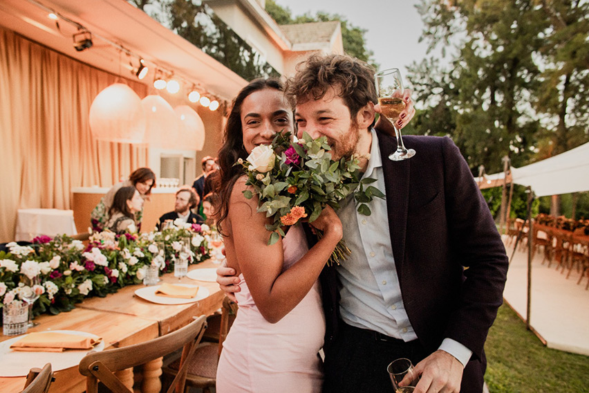 Retrato de novios celebrando su boda por Bucle Fotografías. Fotografía documental de bodas, quinces y familias en Rosario y alrededores