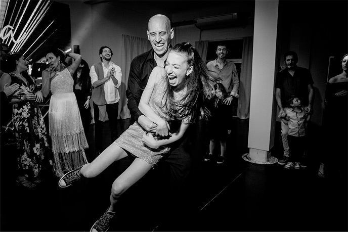 Quinceañera rie inmensamente feliz abrazada a su papá en su fiesta de 15. Retrato Bucle Fotografías en Rosario