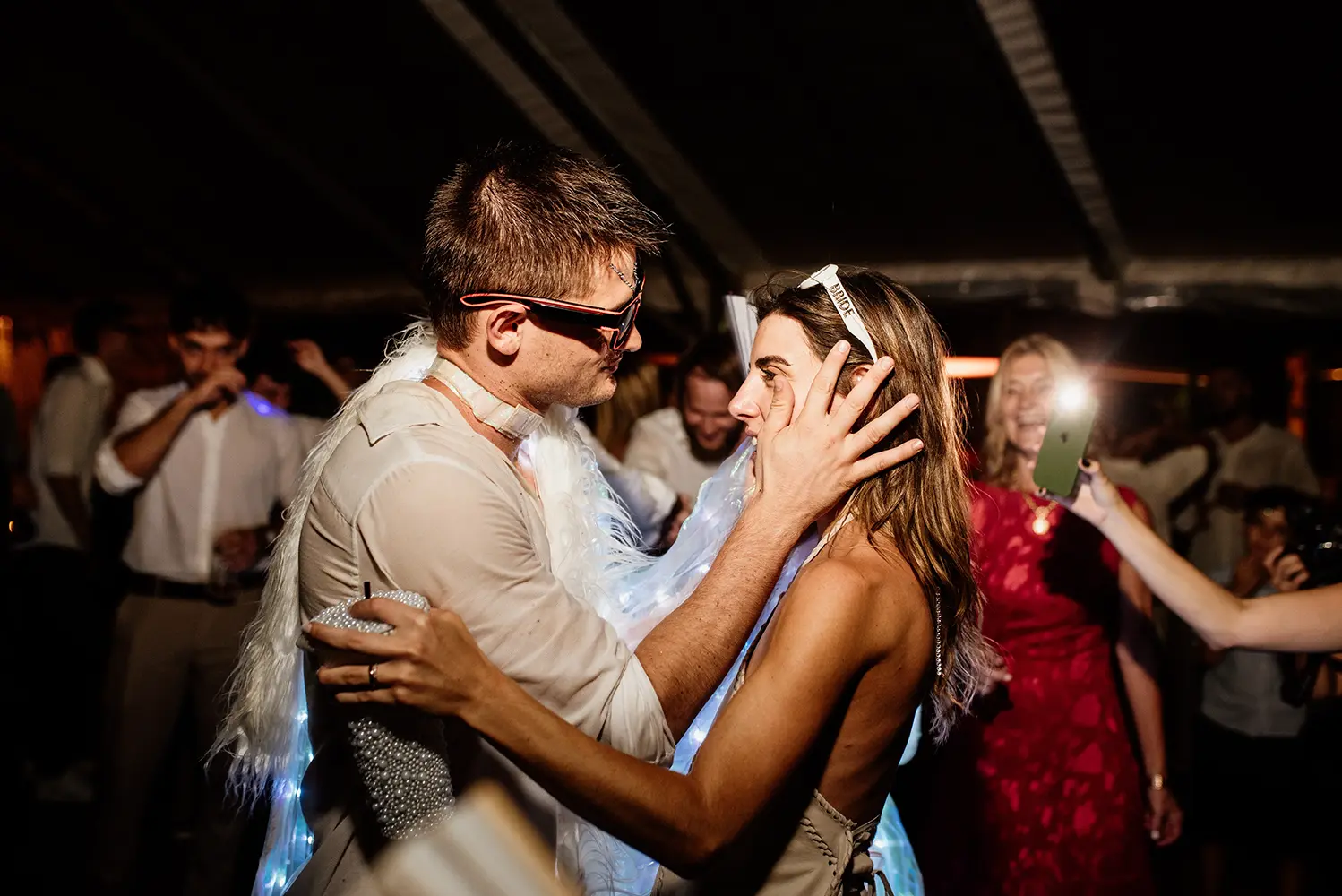 Novios se miran con cariño