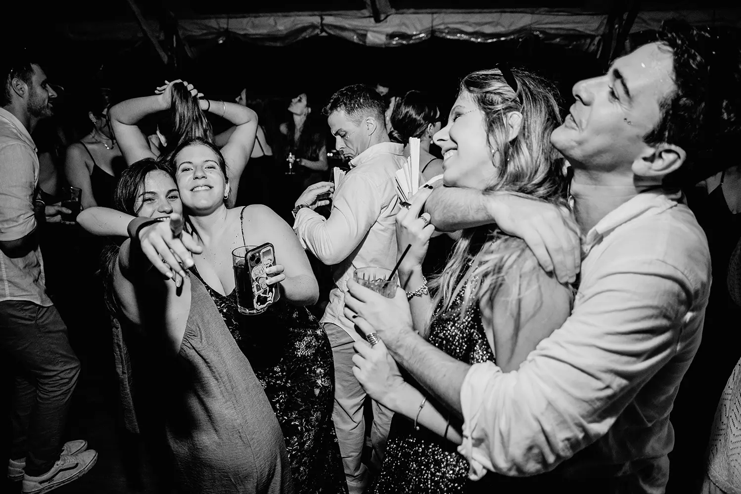 Invitados bailando