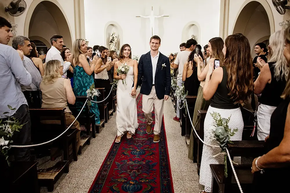 Novios salen de la iglesia