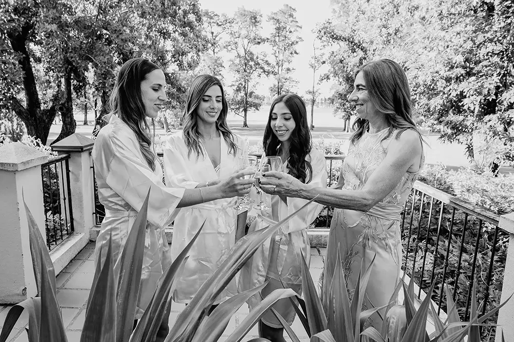 Momento íntimo de hermanas y madre de la novia