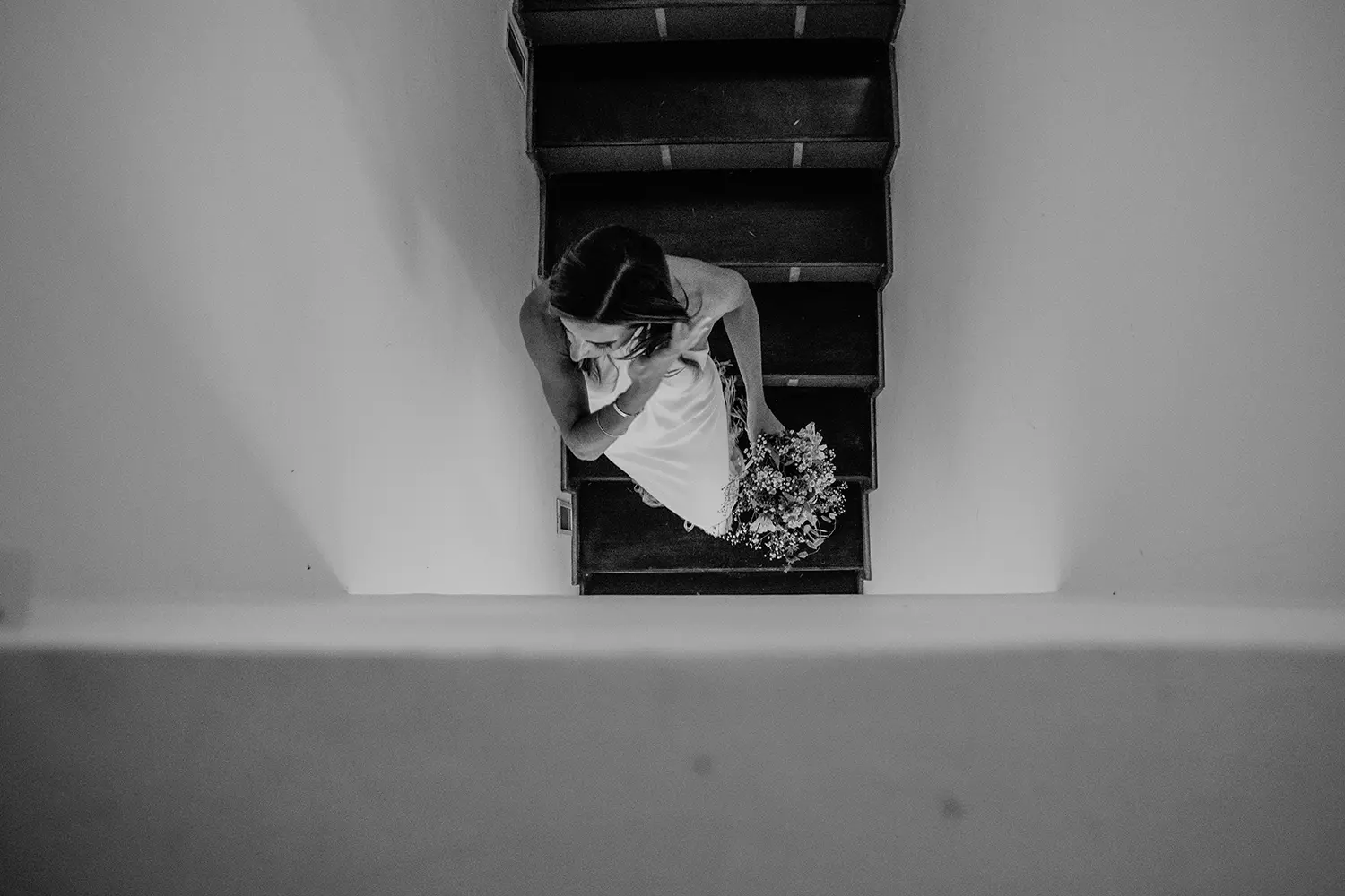 Novia bajando las escaleras para ir al civil