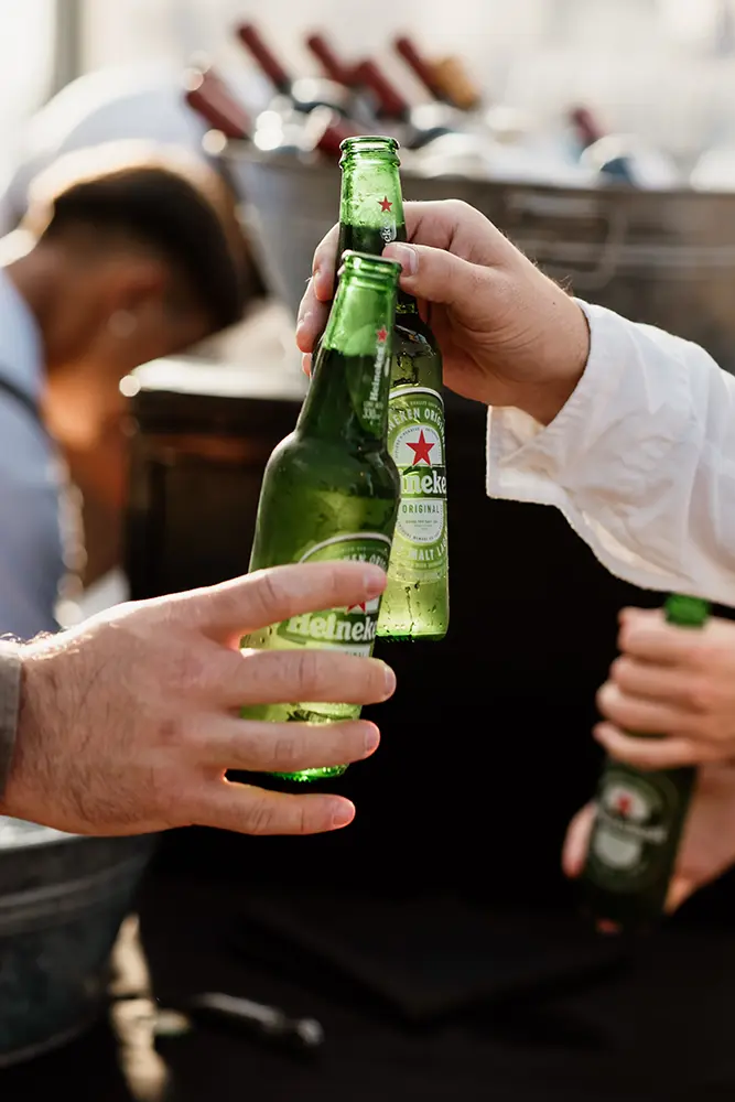 Brindis de invitados con cervezas