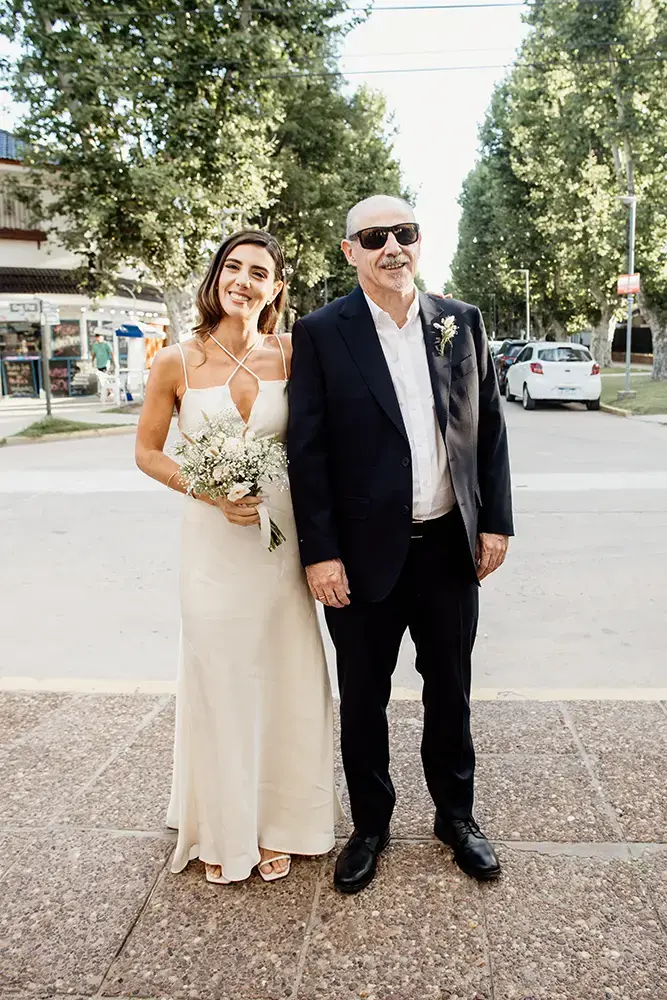 Meki y su padre en la puerta de la Parroquia Nuestra Señora del Carmen