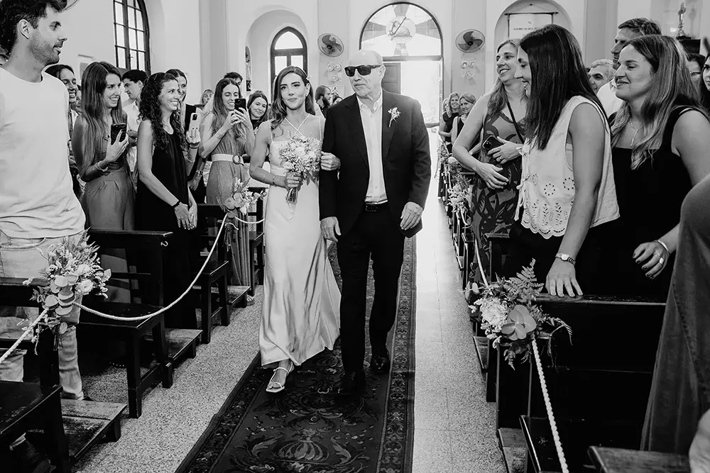 Meki y Padre ingresan en la Iglesia