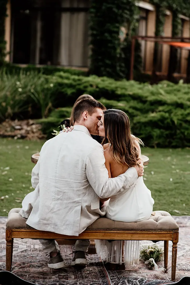 Beso de novios desde la espalda