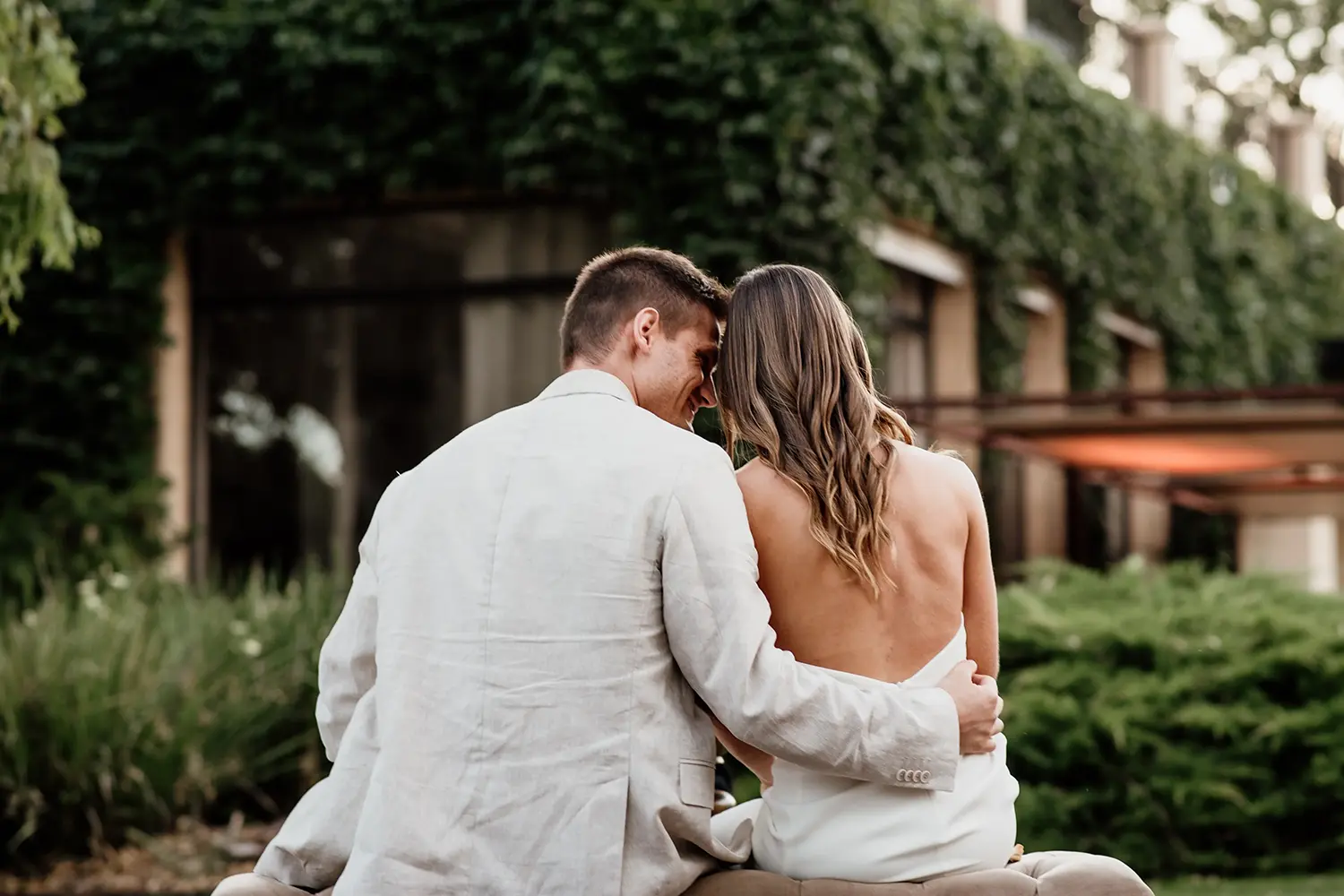 Novio le dice palabras a la novia al oído