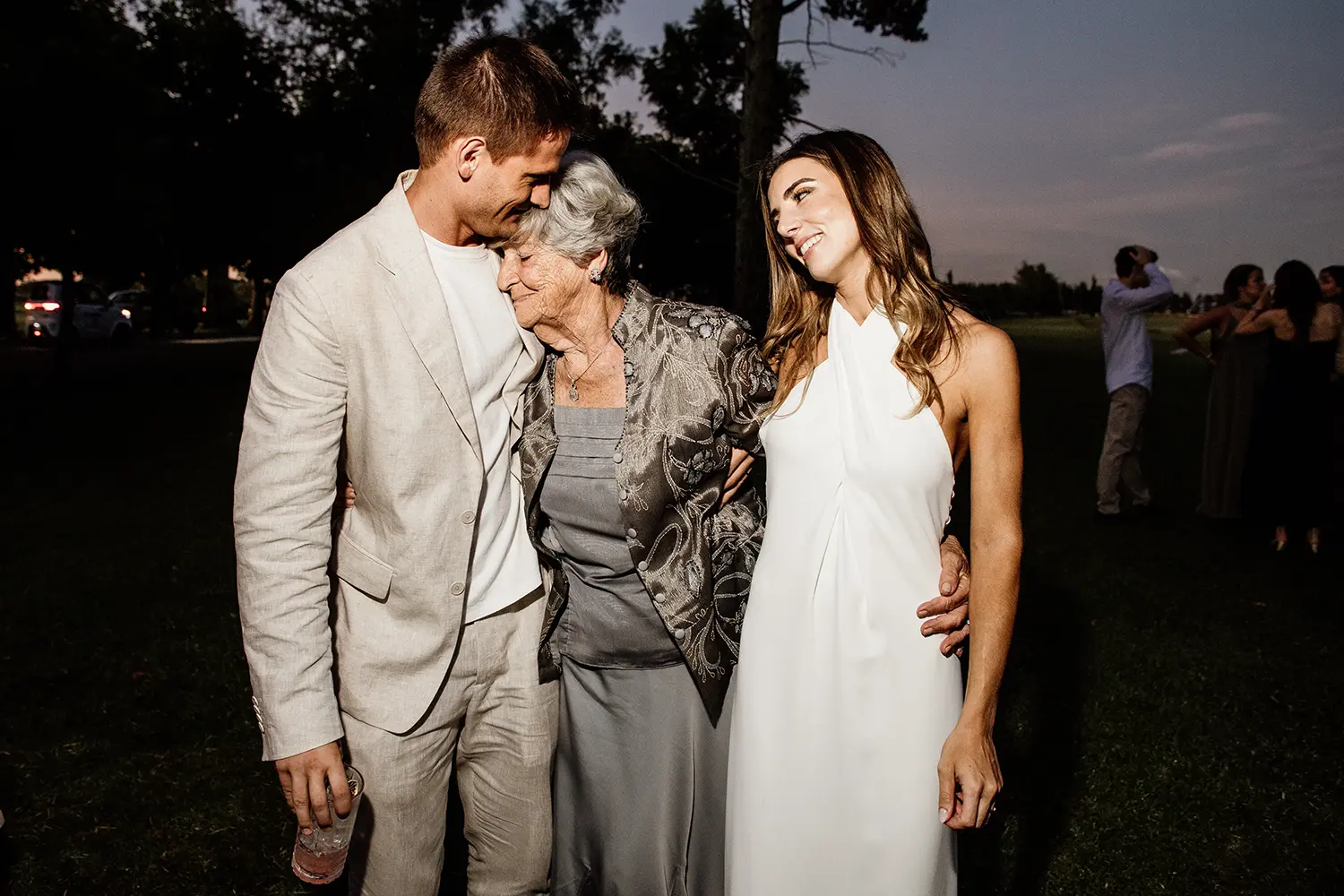 Foto familiar con la abuela y ella se emociona