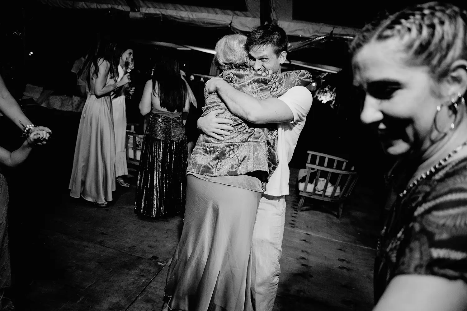 Abrazo de novio con su abuela