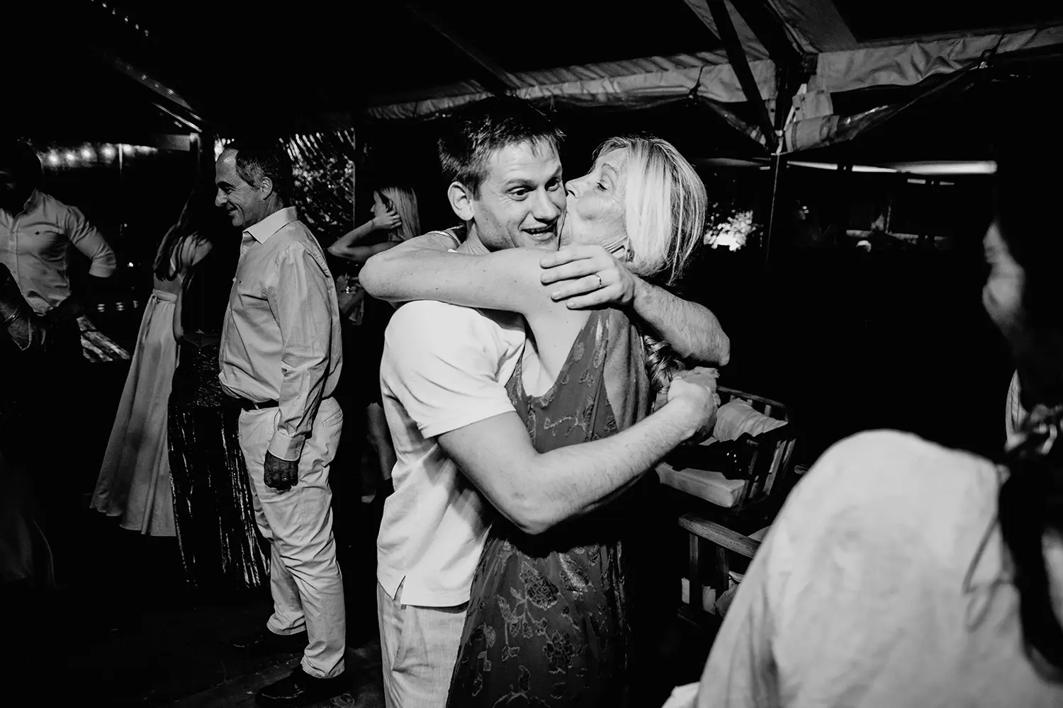 La madre del novio lo besa espontáneamente en la fiesta