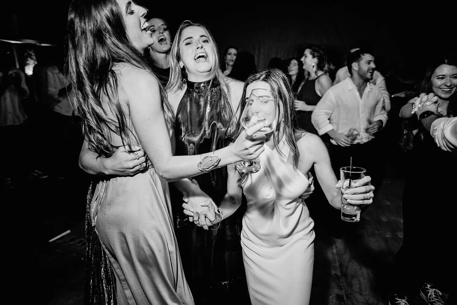 Novia y amigas bailando