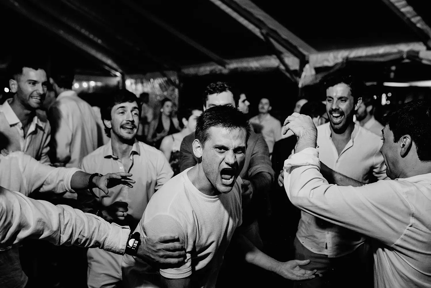 Novio y amigos bailando
