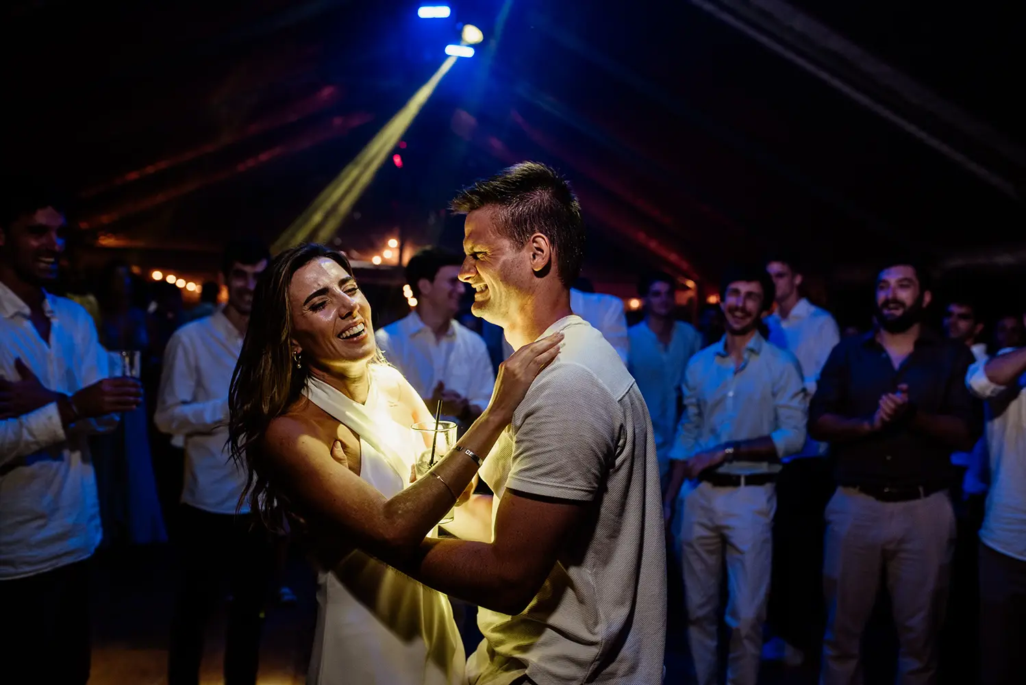 Novios bailando y riendo