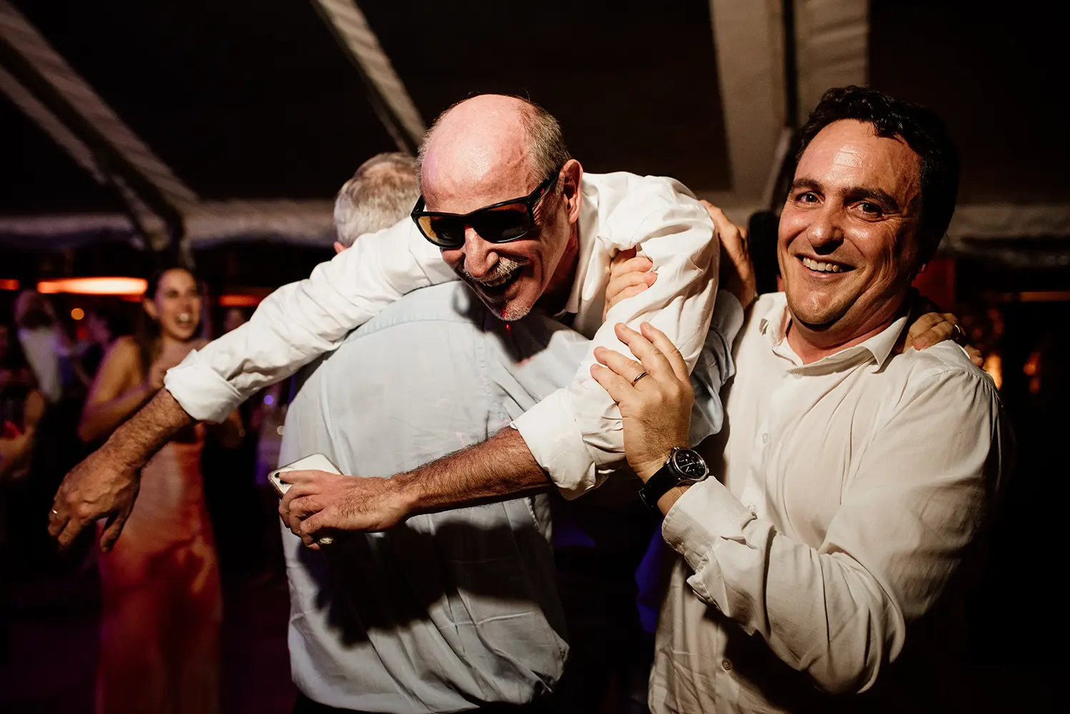 Levantan al padre de la novia en la primer tanda de baile