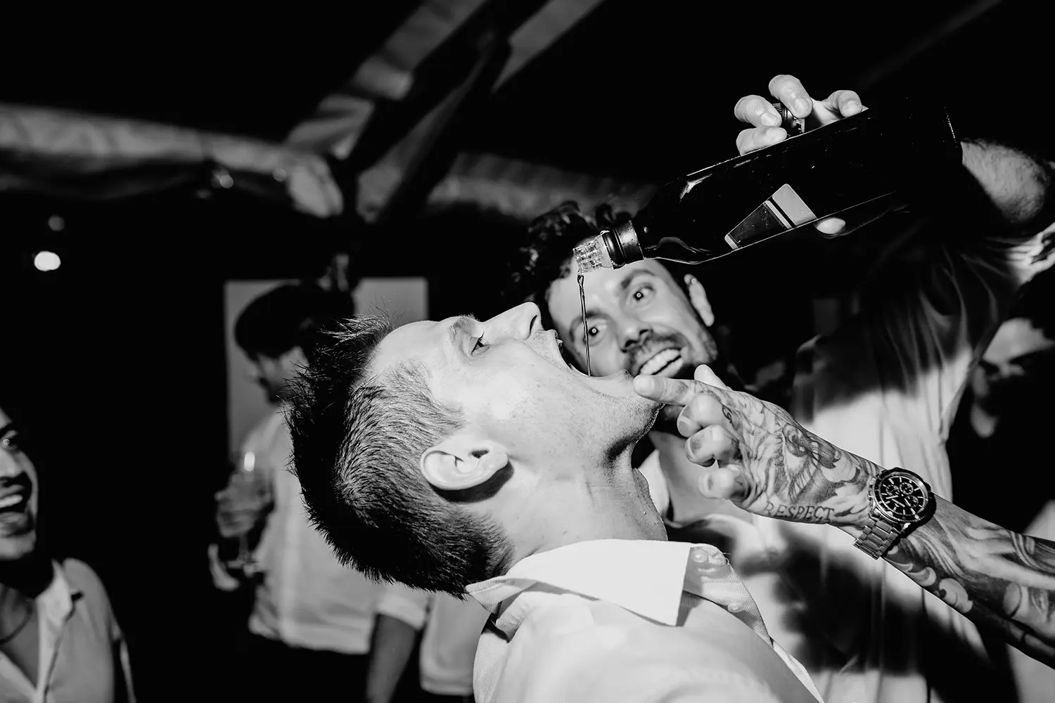 Invitado tomando whisky