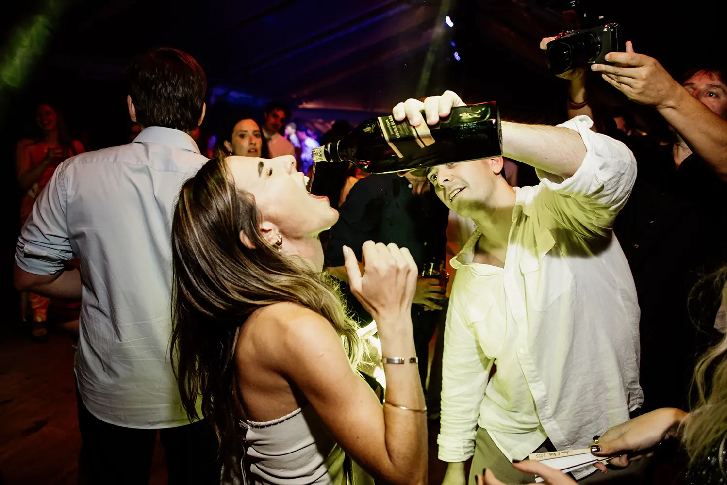 Novia tomando whisky