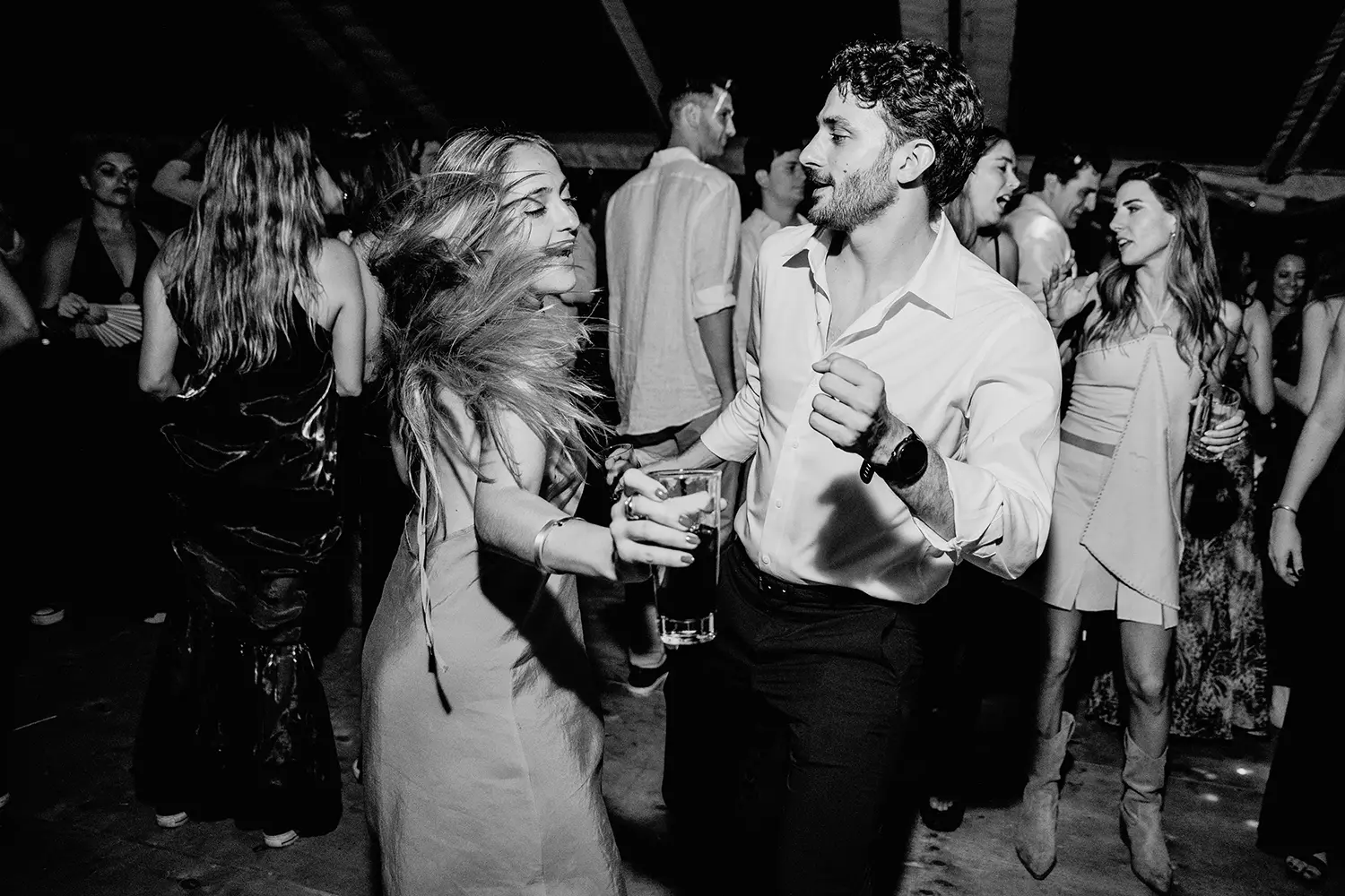 Invitados bailando