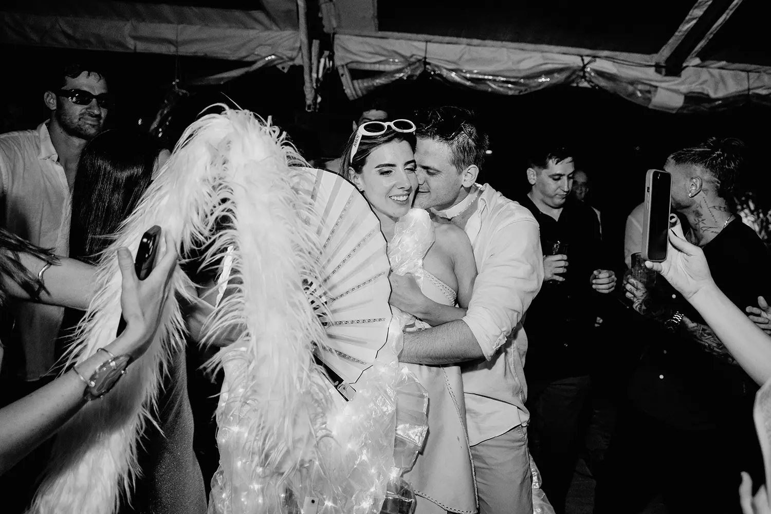 Novios de abrazan con cotillón