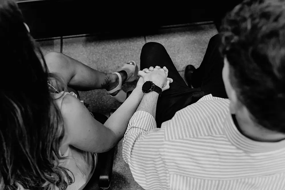 Primer plano de manos de los novios tomadas en el civil