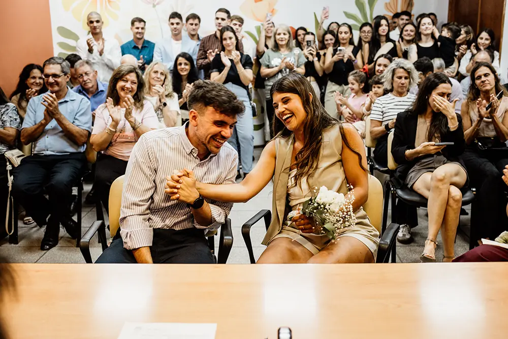 Risas de los novios en el civil