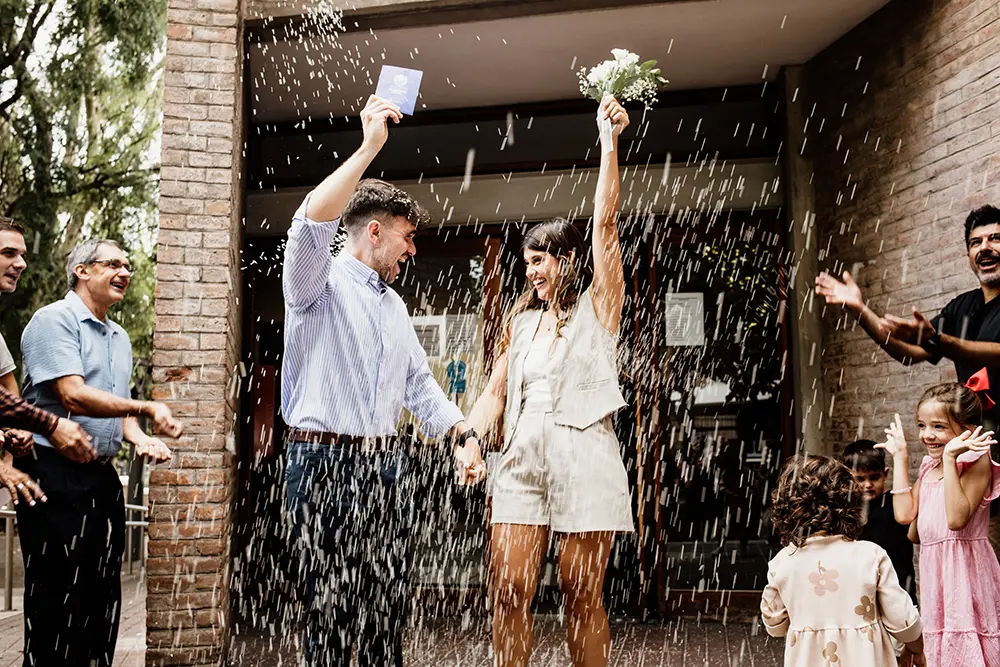 Salida de novios del distrito con lluvia de arroz
