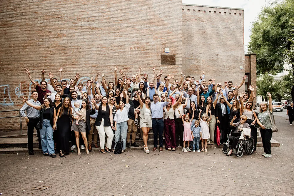 Foto grupal a la salida del registro civil 