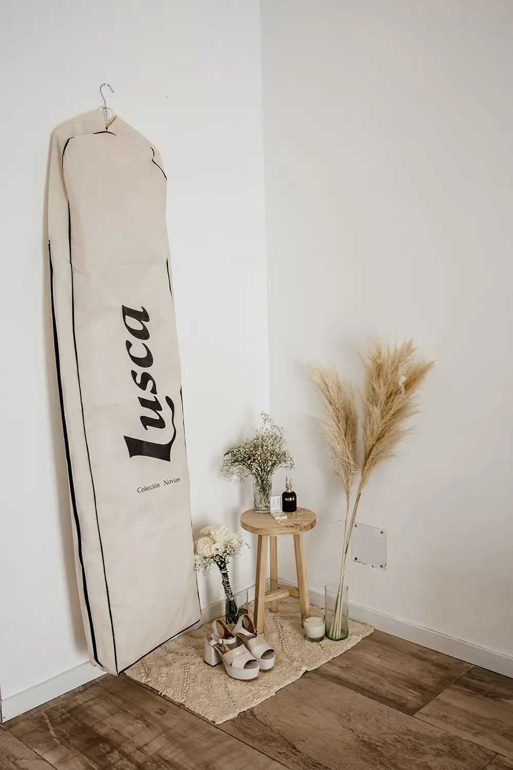 Lugar preparado por la novia con detalles de sus accesorios, vestido, perfume, zapatos y ramo