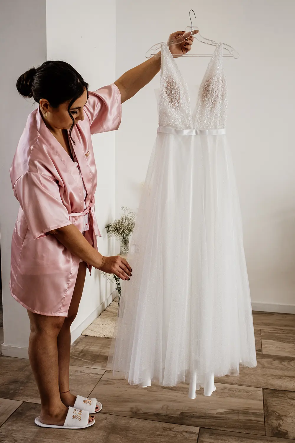 Amiga de la novia me muestra el vestido de novias