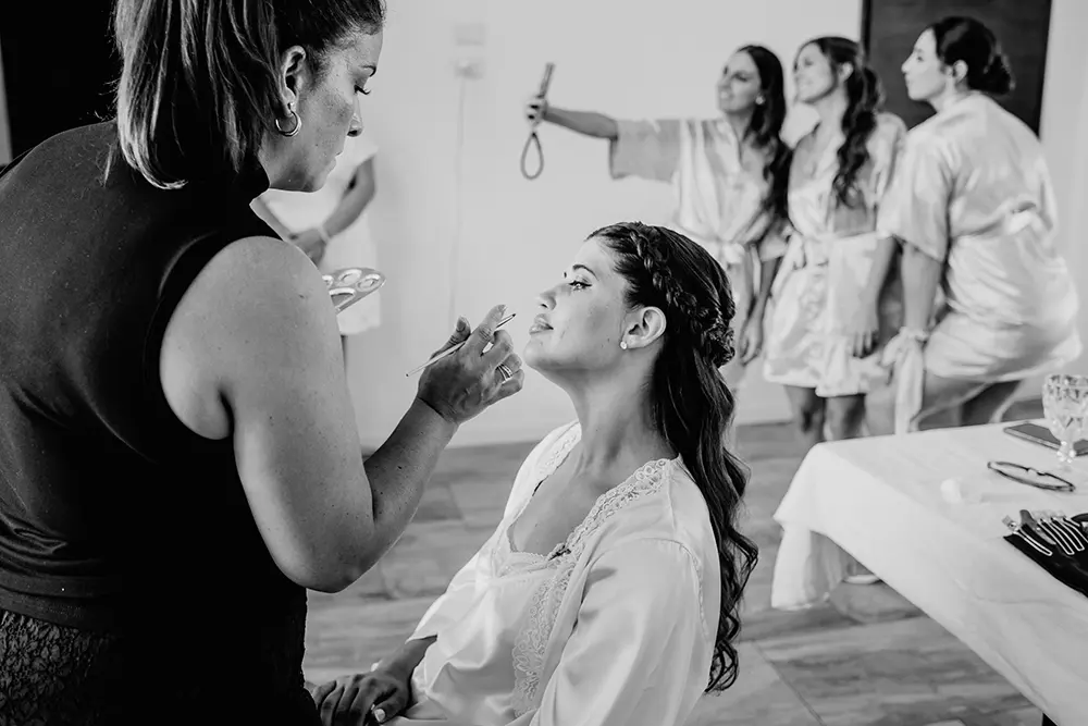 Maquillaje de novia con amigas tomando selfie por detrás