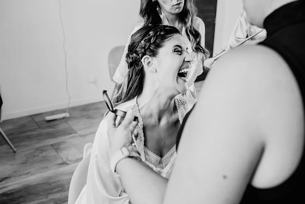 Novia se ríe mientras la maquillan