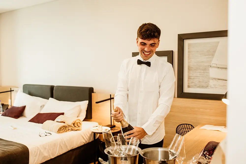 Novio destapa un Champagne para brindar en el hotel dazzler