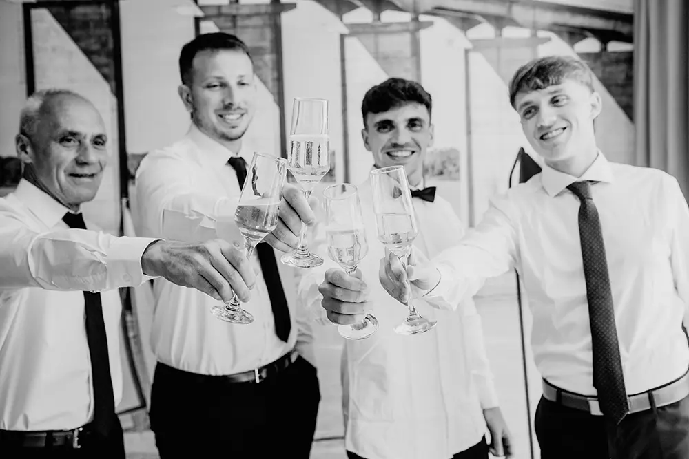 Brindis de novio con amigos y padre