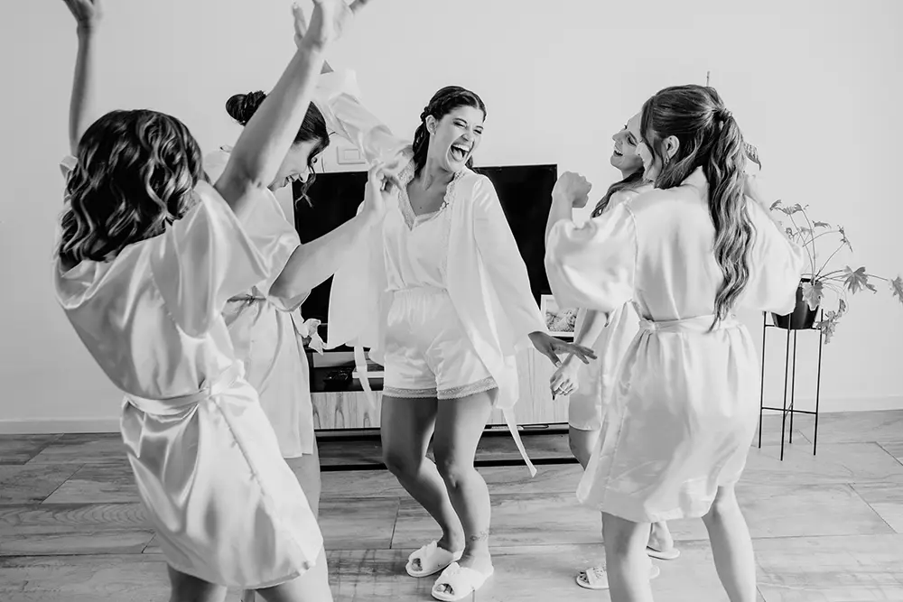 Novia y amigas bailando en la previa