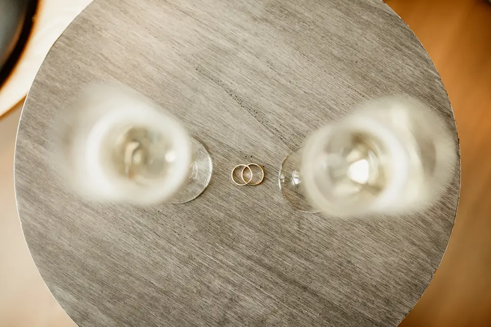 Foto de alianzas con copas de champagne