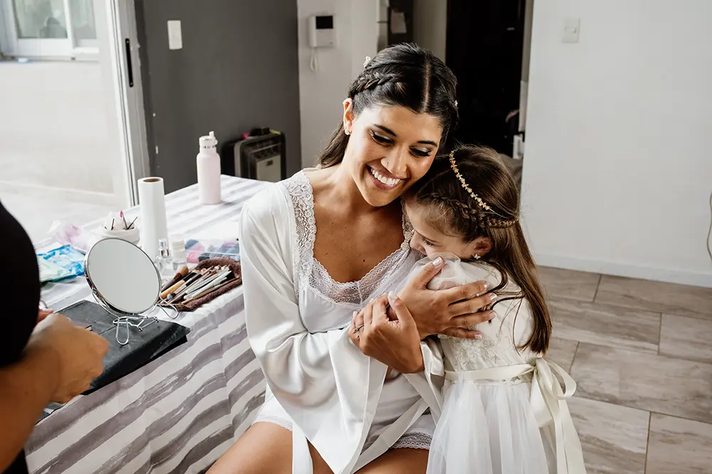 Sobrina abraza a novia emocionada