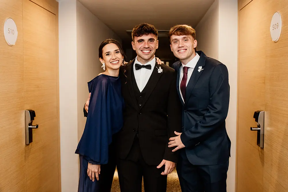 Novio con sus hermanos