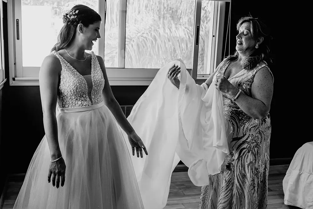 La madre de la novia se emociona cuando la ve vestida de novia
