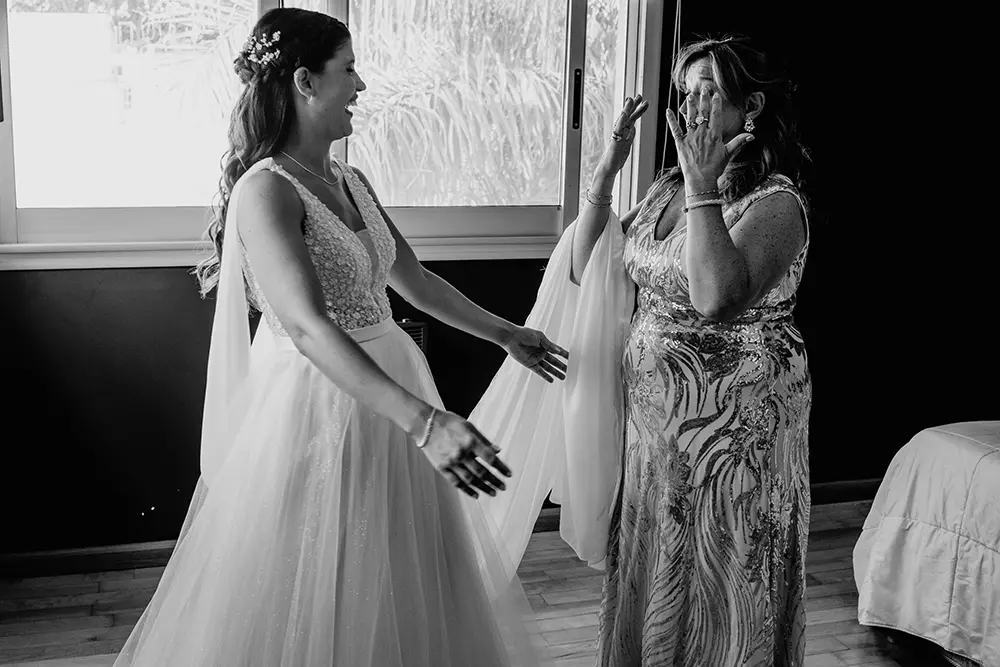 Madre de la novia emocionada 