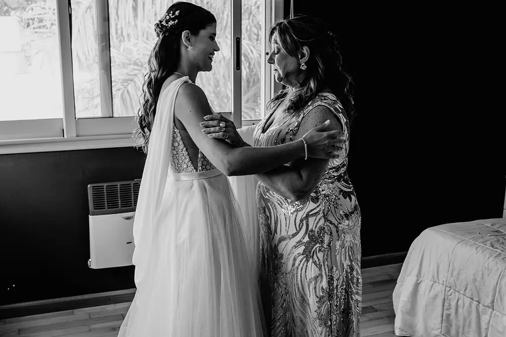 Abrazo de novia y madre