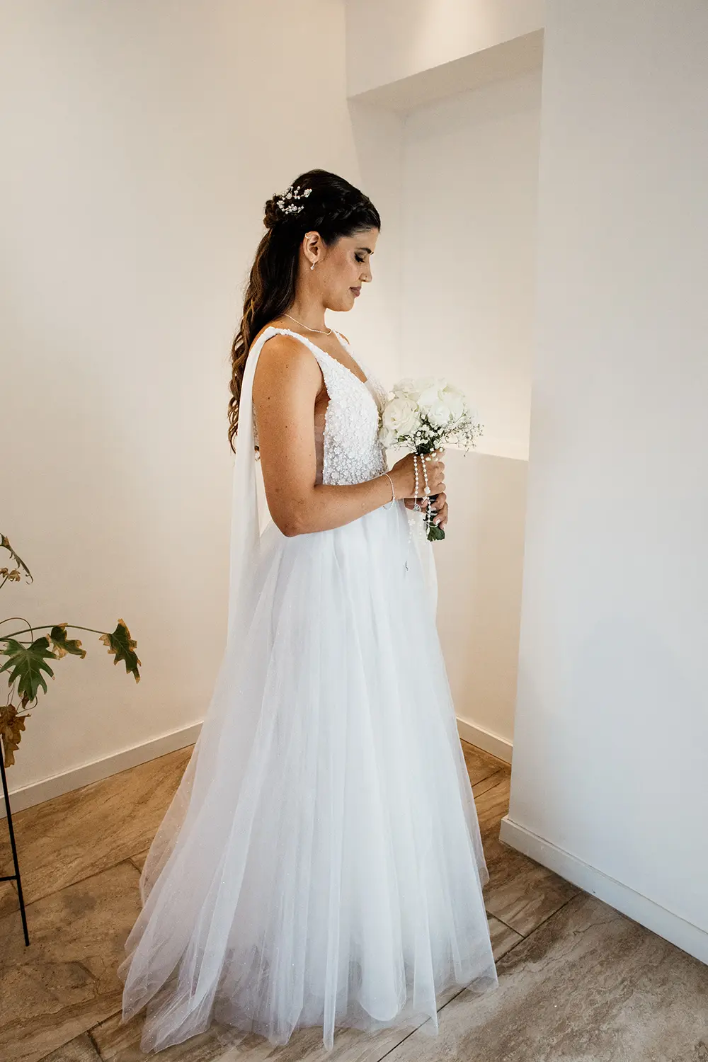 Retrato de novia antes de salir a la iglesia