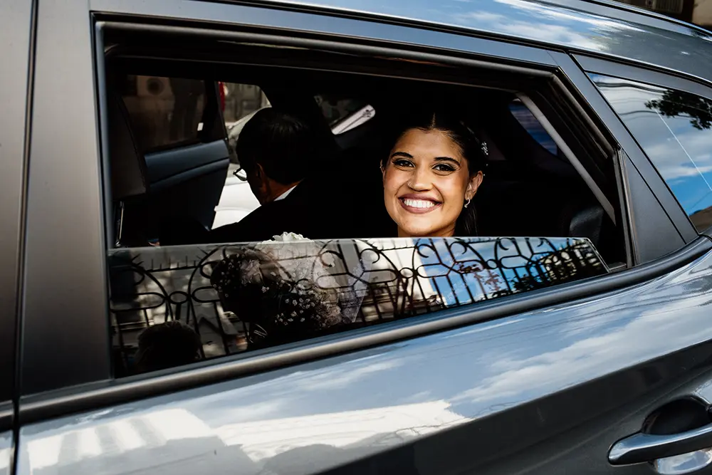 Retrato de novia en el auto cuando llega a la iglesia