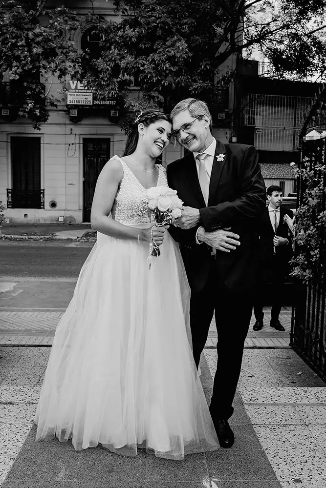 Padre de la novia y novia emocionados antes de entrar al altar