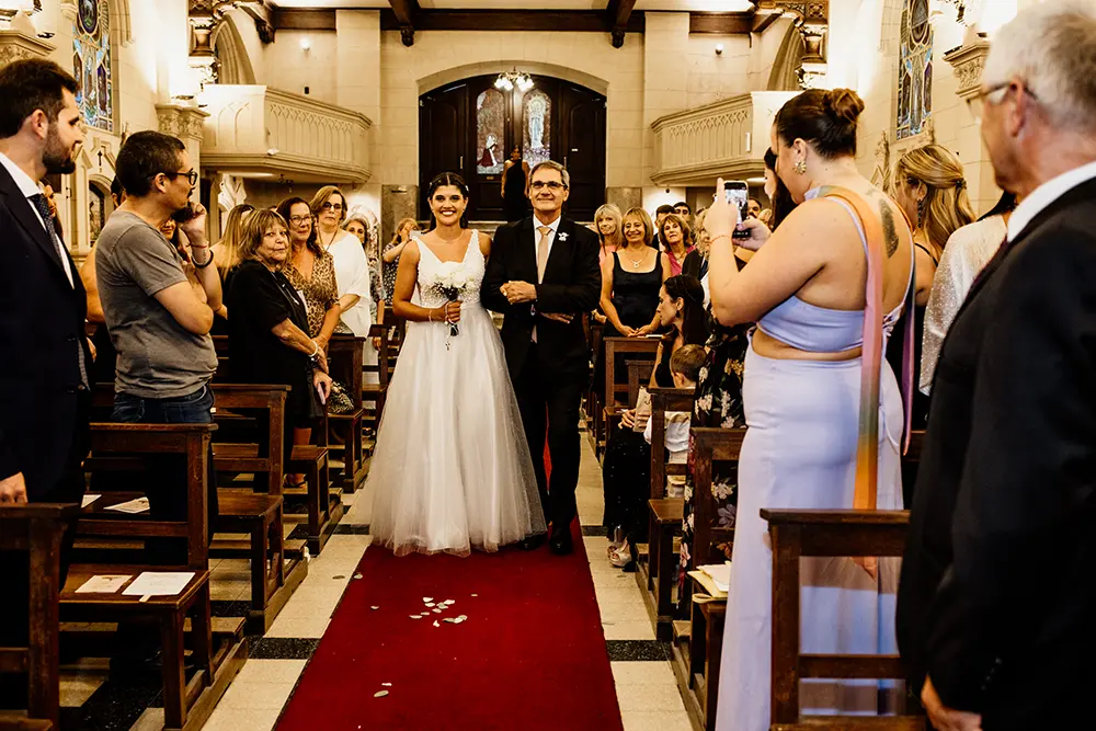 Novia y padre ingresando a la iglesia