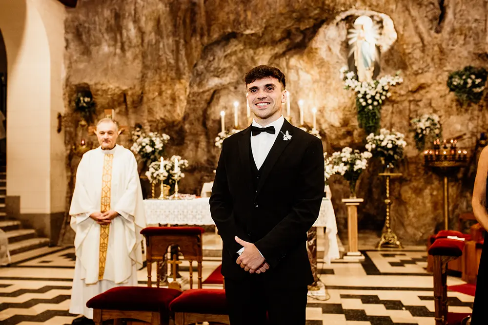 Novio esperando a la novia en el altar
