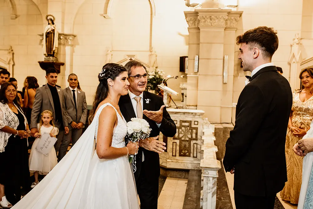 Padre de la novia lleva a la novia hasta el novio en el altar