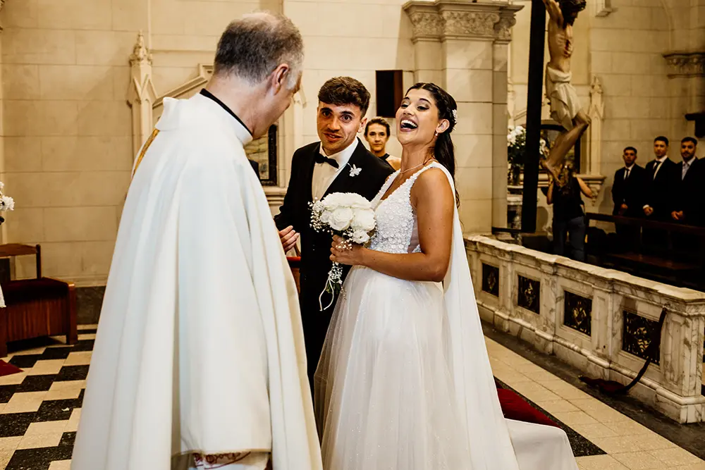 Novios lo saludan al cura