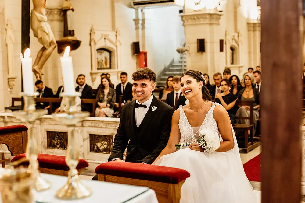 Novios riendo en el altar
