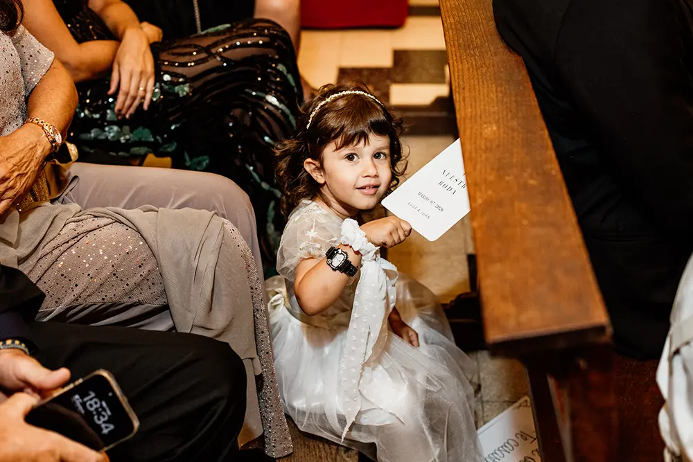 Sobrina con cartel de novia